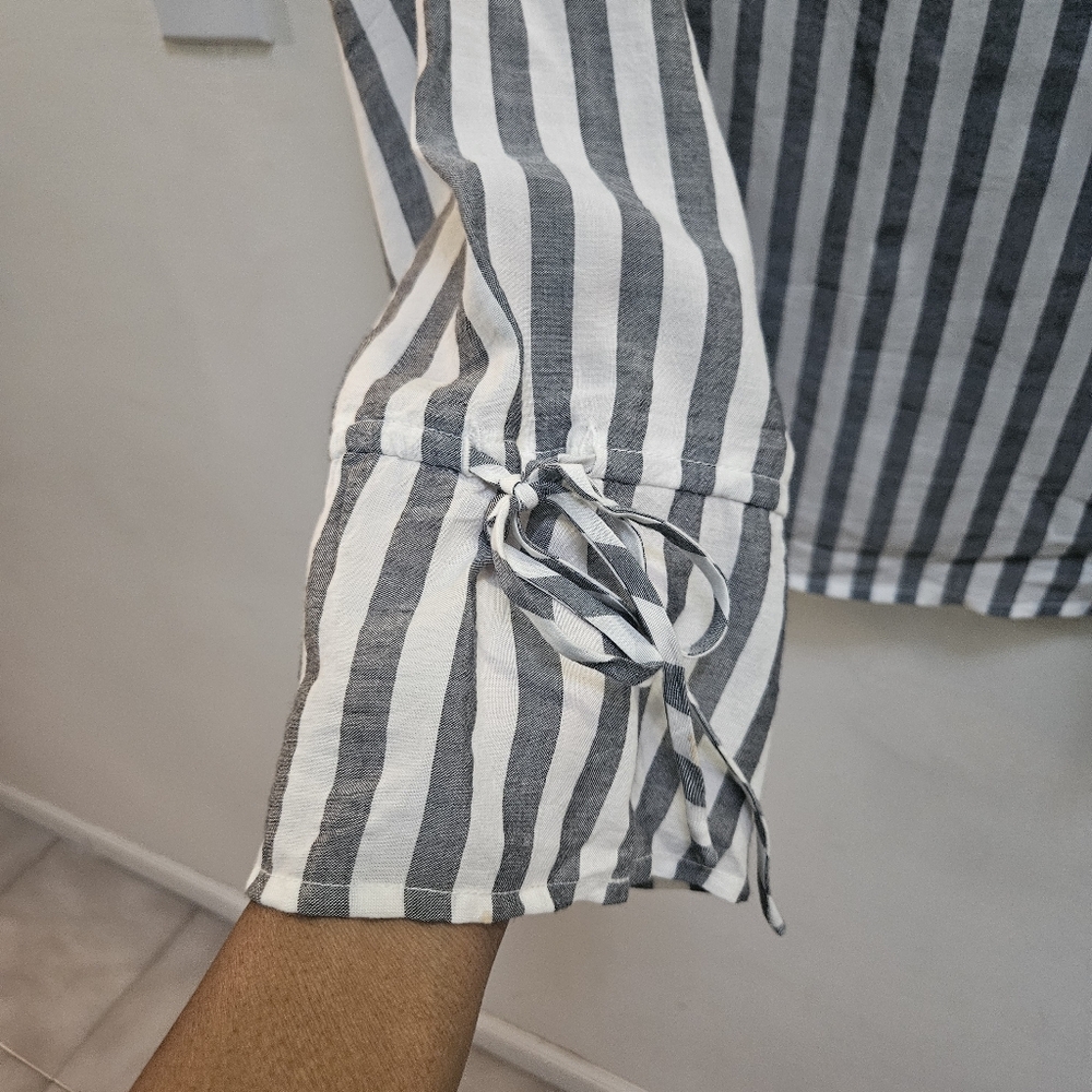 1250'C Women's Size M Striped V Neck Top Gray White Bell Sleeves Nautical Travel - Picture 5 of 7